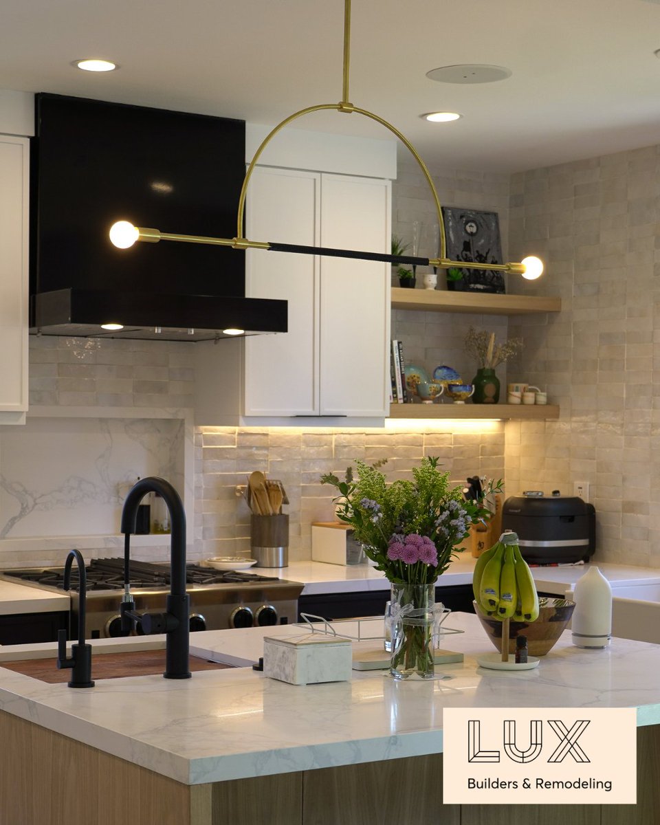 LuxBuilders's tweet photo. Statement lighting, sleek contrasts, and warm textures—this kitchen is where modern luxury meets everyday comfort. Designed to impress, built to live in.

#luxbuilders #kitchendesign #modernkitchen #kitchenremodel #interiordetails #homeinspo #kitchenstyle https://t.co/tCfazIPGpd
