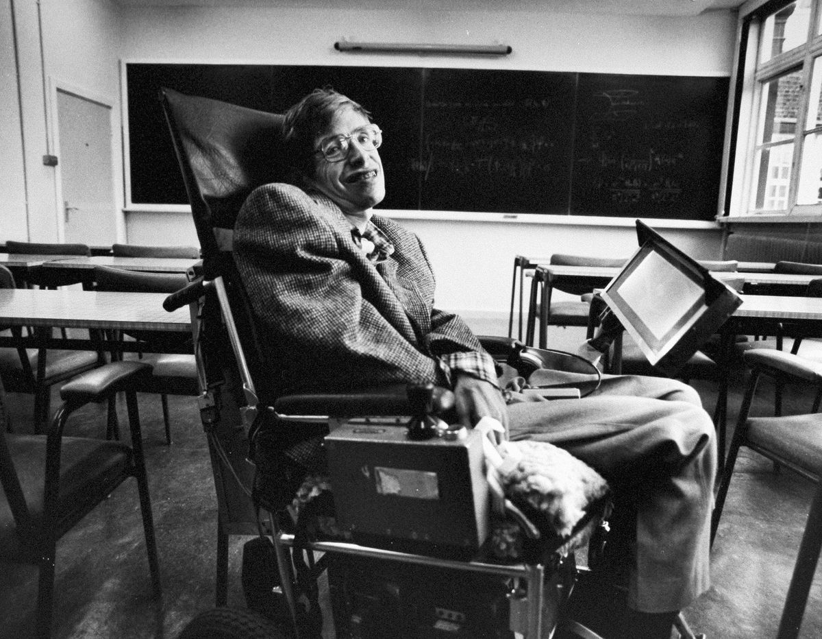 En 1985, Stephen Hawking contrajo una neumonía en Suiza.

Los médicos le dieron a su esposa 2 opciones:

1.⁠ ⁠Que le permitiera fallecer

2.⁠ ⁠Ver cómo fallecía

Así que ella eligió la opción 3.

Esto fue lo que hizo: 🧵