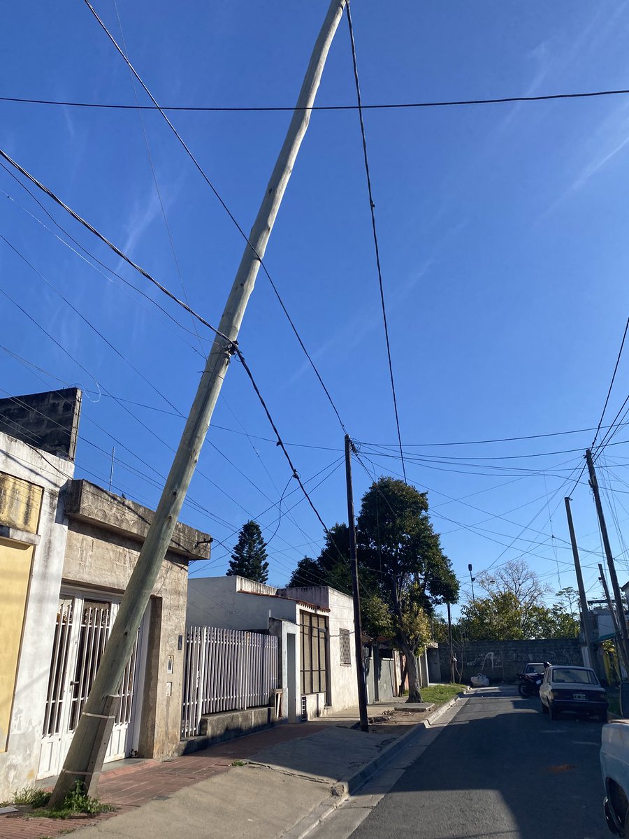 CANSADA DE DENUNCIAR la epe dice que es de alumbrado publico, alumbrado publico dice que es de la epe. QUIEN SE HARA CARGO CUANDO LA COLUMNA DENUNCIAR 20mts se caiga arriba de nuestras casas? <a href="/MuniRosario/">Municipalidad de Rosario</a> <a href="/epeoficial/">Noticias de EPE</a> <a href="/TransitoRosOk/">Tránsito Rosario y más</a> <a href="/CalleDeRosario/">CalleDRosario</a> <a href="/teleferosario/">Telefe Rosario</a> <a href="/sebachale/">Seba Chale</a>