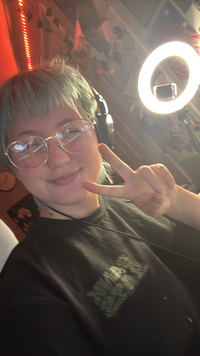 Live scrapbooking my finds from twitchcon! Come hang!!

Twitch.tv/fabricsexe