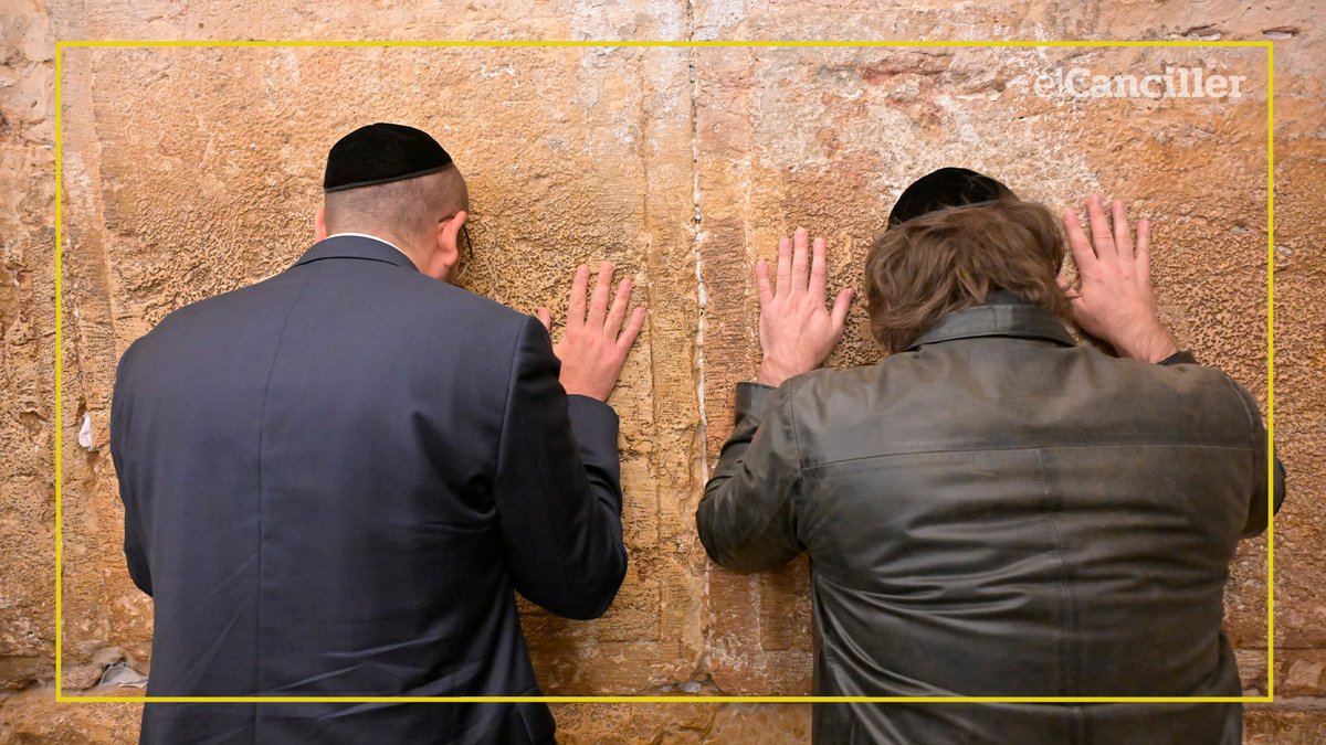 elcancillercom's tweet photo. [AHORA] En Israel, Milei visitó el Muro de los Lamentos. 📸 https://t.co/fZY9pSvKsr