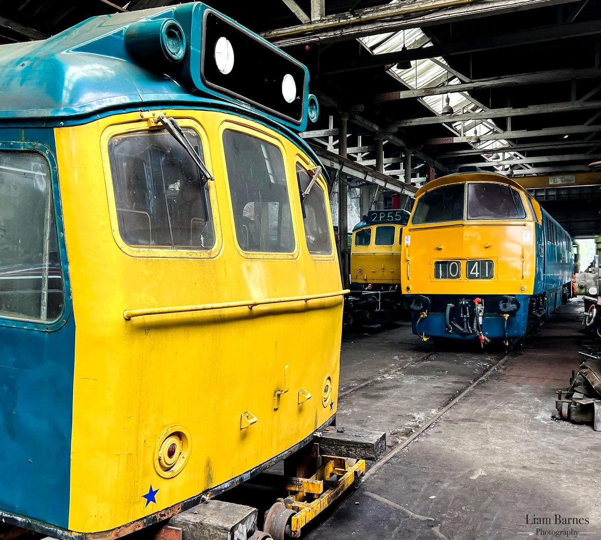 Shades of Laira inside Baron Street Works this afternoon, with a BR Blue dominance! 

Class 25279 undergoing bufferbeam repairs, including No.2 Cab removed, whilst Class 52 No. 1041 ‘Western Prince’ has moved into the shed following relocation from Castlecroft
📸 <a href="/LiamBarnesPhoto/">Liam Barnes Photography</a>