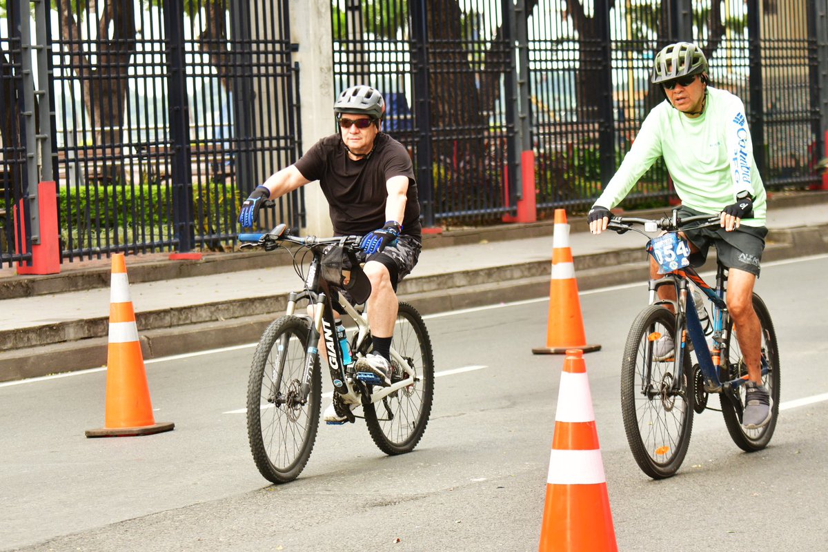 aquilesalvarez's tweet photo. LA RUTA CENTRO MUEVE A MÁS DE 26.000 CIUDADANOS

La Ruta Centro sigue transformando los domingos en Guayaquil con actividades culturales, recreativas y deportivas en el corazón de la ciudad . Esto han motivado un incremento del 24% en el uso de cinco paradas de Metrovía. Más de 26.000 personas usan este servicio, siendo la parada Biblioteca Municipal la de mayor crecimiento, con un aumento del 78%. 

Estamos fortaleciendo la movilidad activa, dinamizando la economía y devolviendo a las familias el derecho de disfrutar su ciudad en un entorno seguro e inclusivo.

#ConstruyendoLaCiudadDeTodos