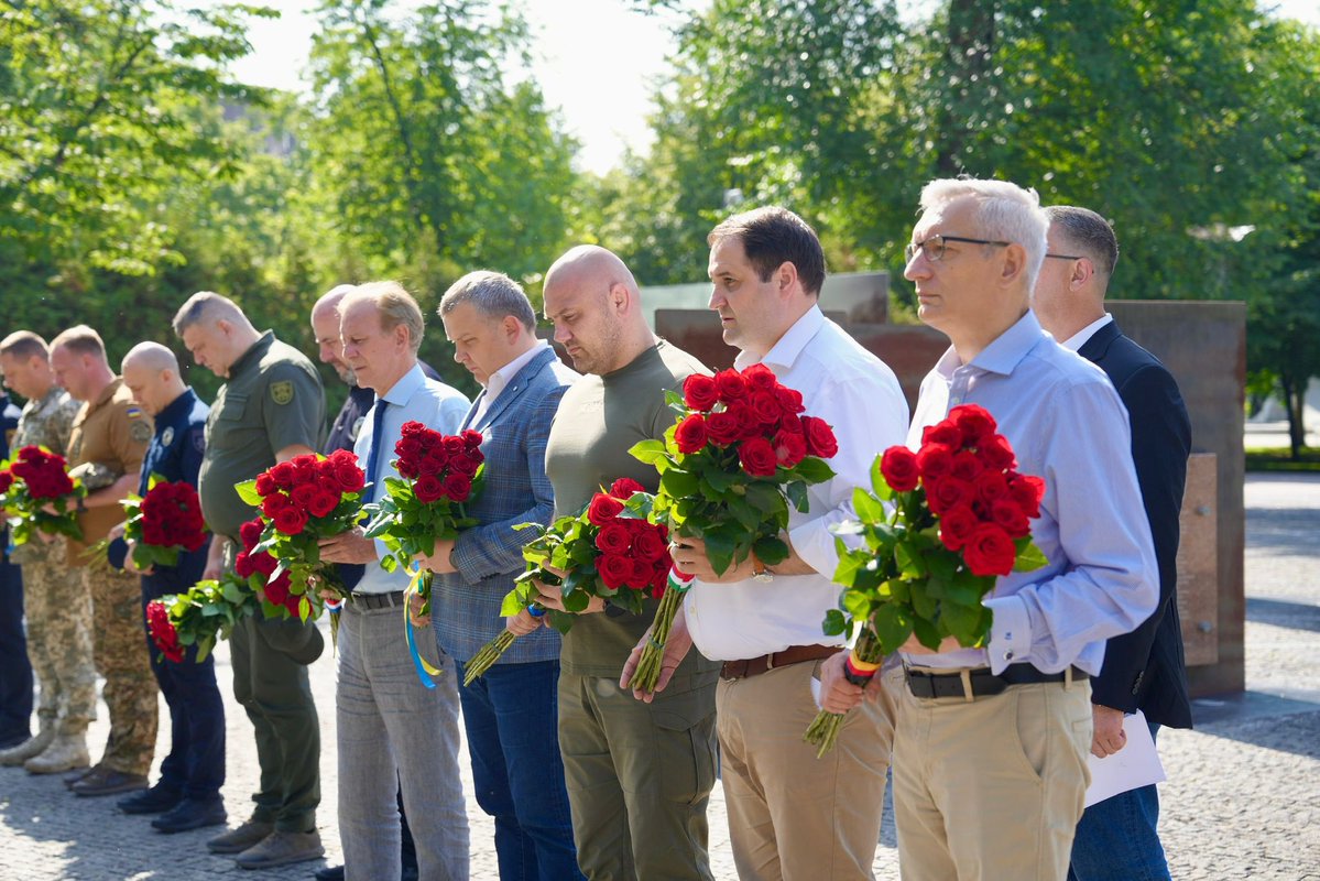Jeden Tag um 9:00 Uhr herrscht in der Ukraine Schweigen. Es war eine bewegende Erfahrung, heute Morgen die nationale Gedenkminute im Beisein unserer Freunde in Dnipropetrovsk zu erleben und gemeinsam Blumen am Mahnmal für die gefallenen Soldaten niederzulegen.