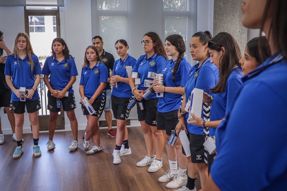🏛️ 𝗥𝗲𝗰𝗶𝗯𝗶𝗺𝗶𝗲𝗻𝘁𝗼 𝗢𝗳𝗶𝗰𝗶𝗮𝗹 de Santiago Román, alcalde de Sant Joan d'Alacant, a la plantilla y directiva del CF Intercity Femenino

🔝 Por el reciente ascenso a 3° RFEF

🫱🏻‍🫲🏼 ¡Gracias por recibirnos!