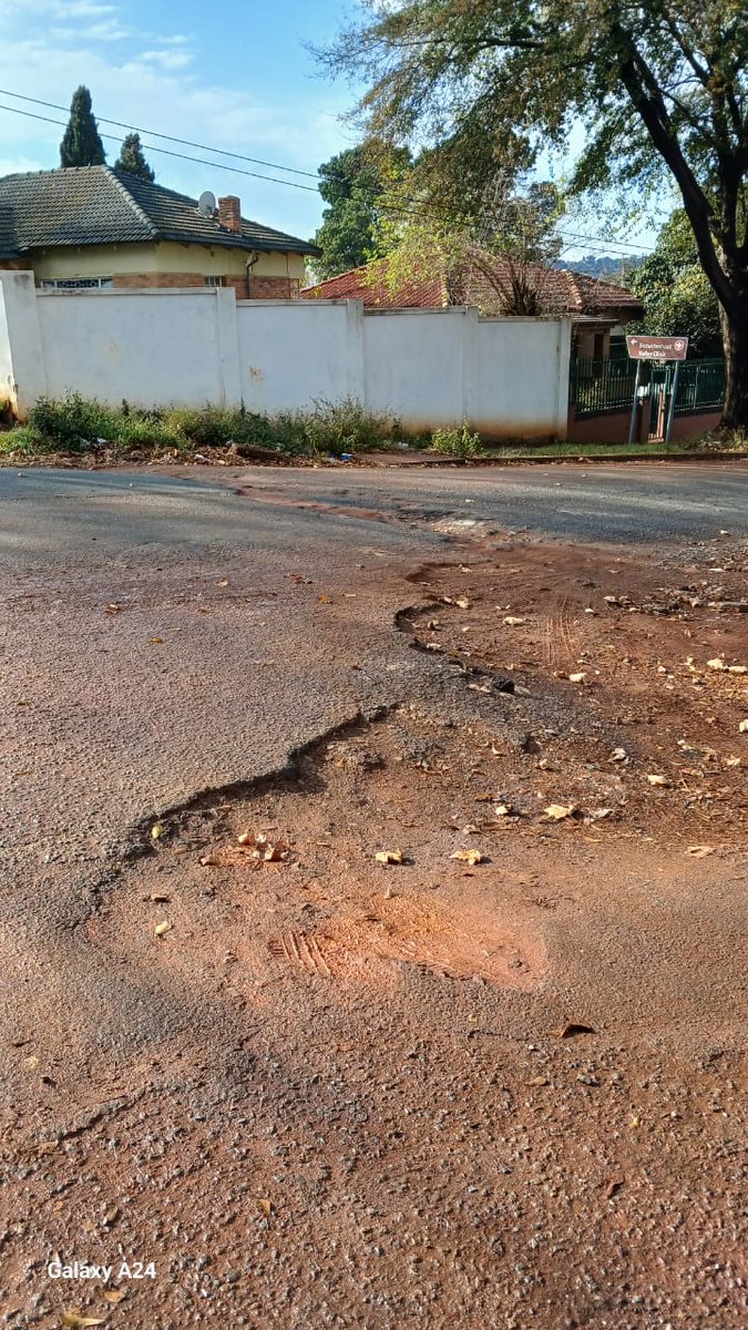 MMCKennyKunene's tweet photo. 📌Spotted📌
@MyJRA, Region F team at Bezuidenhout Valley on corner 5th and 3rd street doing reinstatement.
#OperationRestore #OperationLungisa #OperationLokisa #OperasieHerstel #KKatWork #MMCKKSupport
#mmckennykunenelistens
#mmckennykunenecares
@Kenny_T_Kunene @CityofJoburgZA https://t.co/LWcCLIjMlq