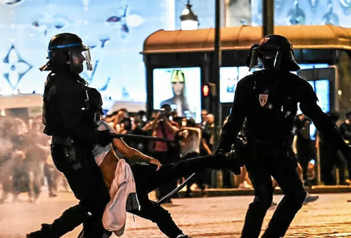 "Tout citoyen appelé ou saisi en vertu de la loi doit obéir à l'instant : il se rend coupable par la résistance". Déclaration des droits de l'homme et du citoyen du 26 août 1789, article 7.