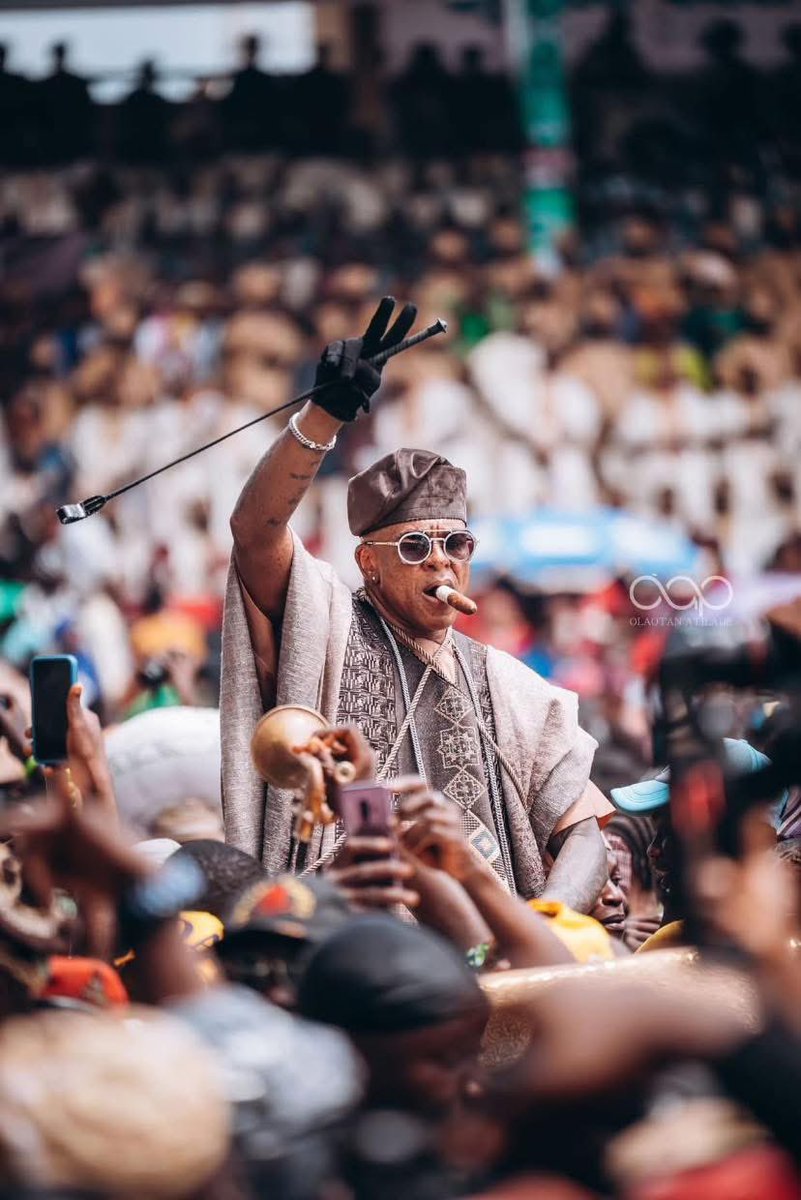 Wetin trumpeter 🎺 dey find inside this kind crowd ? 😄