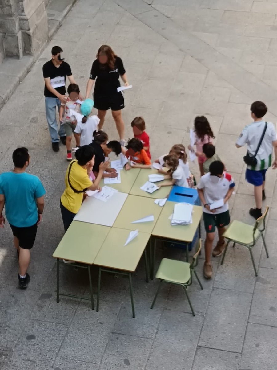 Actividad "Cuento contigo" donde alumnos de 3 de ESO realizan actividades y cuenta cuentos con alumnos de infantil del CEIP Ntra Sra de la Paloma