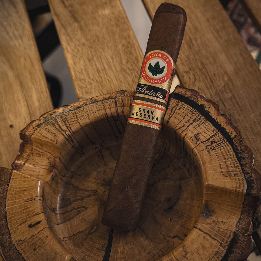 joyacigars's tweet photo. Antaño Gran Reserva takes the bold legacy of the Antaño line and elevates it; aged to perfection with extra-aged Nicaraguan tobaccos for a smoother yet powerful experience.
Have you tried this aged legend yet Amigos?
#AntañoGranReserva #JoyaCigars #ForThoseInTheKnow https://t.co/hHNK11NV9i
