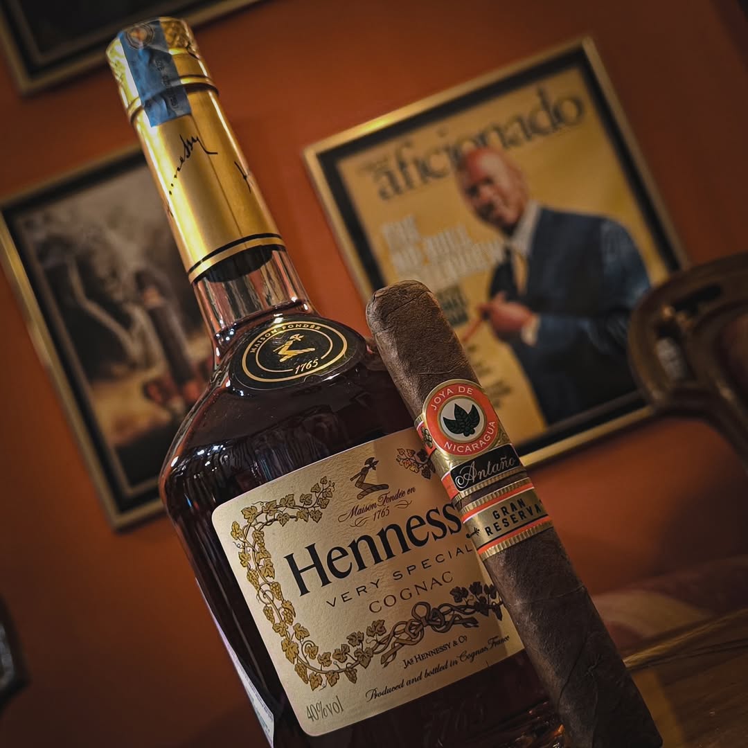 joyacigars's tweet photo. Antaño Gran Reserva takes the bold legacy of the Antaño line and elevates it; aged to perfection with extra-aged Nicaraguan tobaccos for a smoother yet powerful experience.
Have you tried this aged legend yet Amigos?
#AntañoGranReserva #JoyaCigars #ForThoseInTheKnow https://t.co/hHNK11NV9i