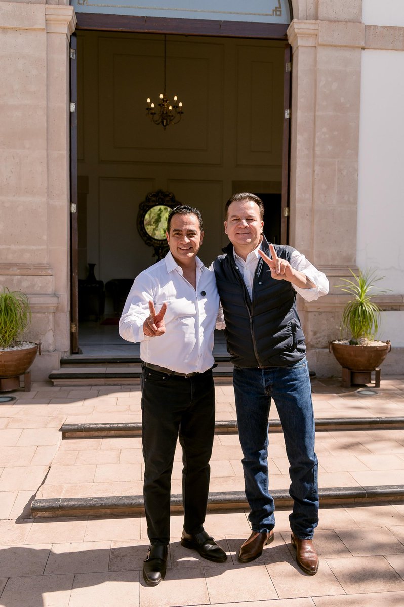 Toño Ochoa (@josejoseantonio) on Twitter photo ¡Siempre en equipo con el gobernador <a href="/EVillegasV/">Esteban Villegas V.</a>, para llevar a Durango más lejos!
La confianza de la gran familia duranguense lo dejó claro: no a la división, sí a la unidad que da resultados.💪🏼
Vamos por más obras, comedores y vialidades que transformen vidas. 😎👊🏼
Más ¡Siempre en equipo con el gobernador <a href="/EVillegasV/">Esteban Villegas V.</a>, para llevar a Durango más lejos!
La confianza de la gran familia duranguense lo dejó claro: no a la división, sí a la unidad que da resultados.💪🏼
Vamos por más obras, comedores y vialidades que transformen vidas. 😎👊🏼
Más
