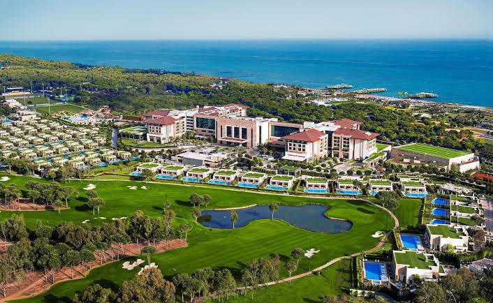 Antalya'daki Regnum Carya Otelinde 5 kişilik bir ailenin 7 günlük konaklama ücretinin 1 Milyon 2 yüz bin Lira olduğunu..
Otelin Haziran ve Temmuz aylarında 7 günden az rezervasyon kabul etmediğini..
Personel maaşını ödemekte zorluk çeken CHP'li bir Belediye Başkanının burada