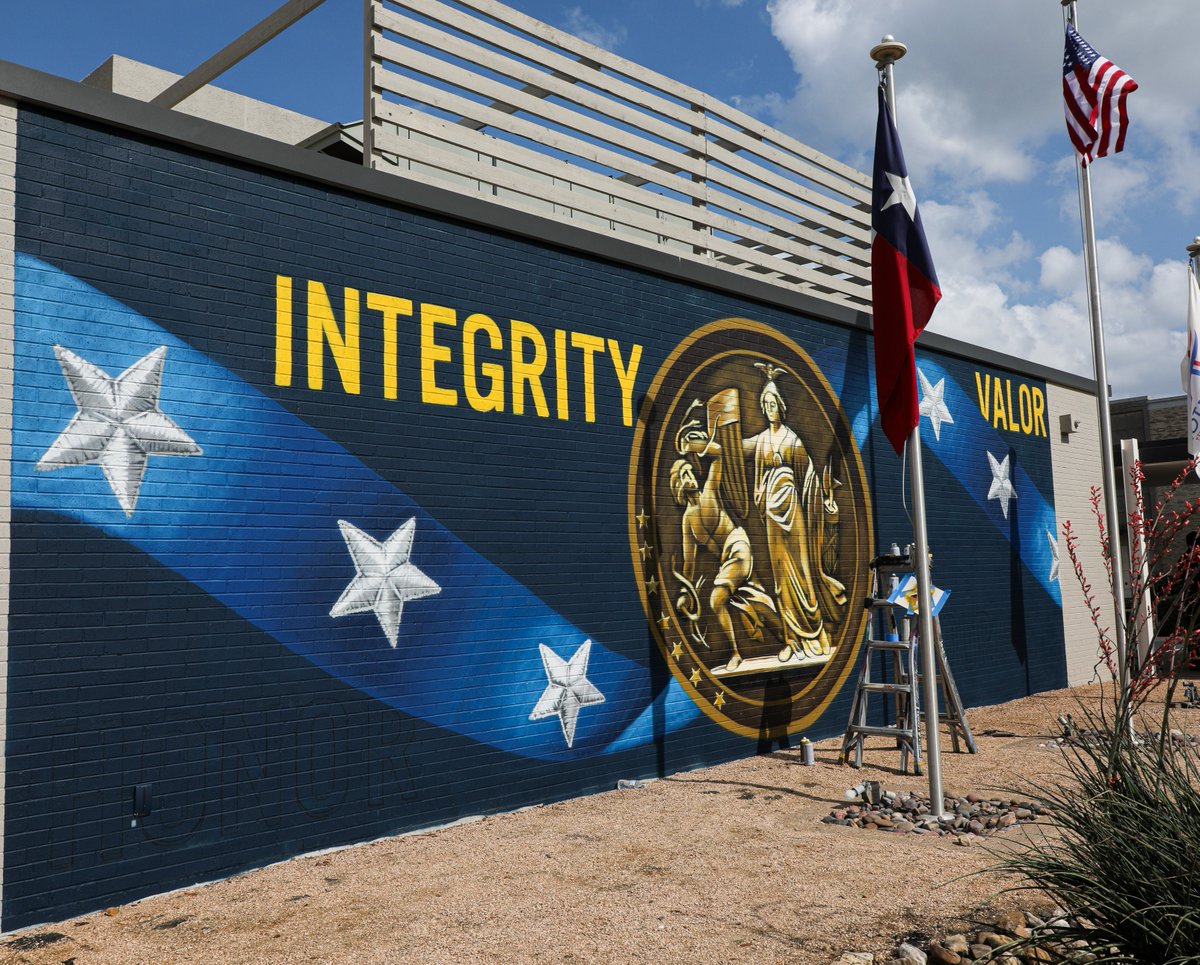 Thanks to the Greater Arlington Chamber of Commerce’s Veterans Business Council for underwriting  Downtown Arlington's newest mural, a dedication to the National Medal of Honor Museum. Designed and painted by U.S. Army veteran Juan Velazquez.