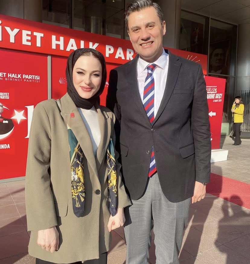 Halkıyla iç içe,samimi ve adaletli duruşuyla gönüllerde iz bırakan Sayın Zeybek,sadece bir yönetici değil,aynı zamanda kalplere dokunan bir insandı. Merhuma Allah’tan rahmet,ailesine, yakınlarına ve tüm sevenlerine sabır ve başsağlığı diliyorum. Mekânı cennet,ruhu şad olsun.