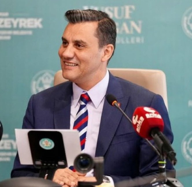 Ailesinin,sevenlerinin ve Manisa halkının başı sağolsun.
Allah rahmet eylesin,mekanı cennet olsun...
@ferdizeyrek_