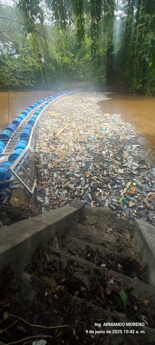 RomeoHerrera1's tweet photo. Junto con @recolectoressv se han colocado Ríobardas en el El Tunco y en playa el Limón (en Acajutla) para retener basura que normalmente llega a las playas de la zona.

Seguimos avanzando🇸🇻 https://t.co/ZYJZ0nTF58