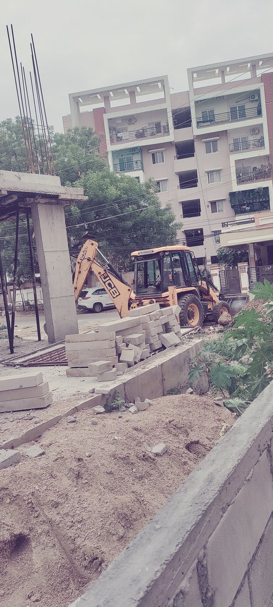 Cnnuu's tweet photo. @RoomGhmc @CommissionrGHMC @GHMCOnline @ZC_SLP @GandhiArekapudi Please help bulldozing and harassment on illegal nala construction at serilingampally venkat reddy colony..we are deeply disturbed with ghmc https://t.co/1DL6ZB6Zqq
