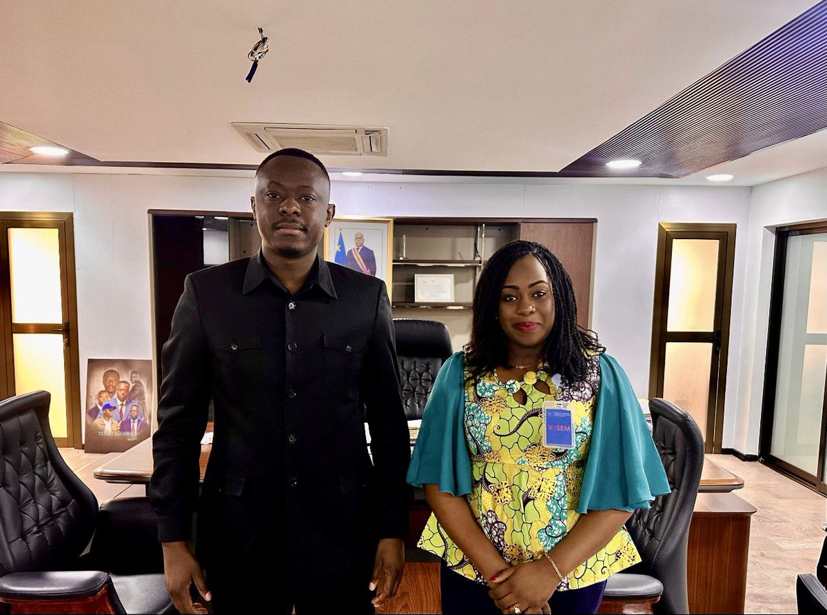 jonathan_yoka's tweet photo. #RDC | #Enegie
Le Ministre des Ressources hydrauliques et Électricité, son Excellence @ted_lwamba  a accordé  en ce jour une audience à madame Mélissa SHARUFA AMISI [@Sharufa_ ] à la suite d'une demande faite par elle. 

À la sortie de cette audience Madame Mélissa SHARUFA AMISI 
 s'est exprimé en  ce terme : 
"  Je l’avoue, lire sur le financement de la Banque mondiale et son lien avec INGA 3 a éveillé ma curiosité. J’ai aussitôt souhaité inviter l’autorité de tutelle, S.E. M. Teddy Lwamba, Ministre des Ressources hydrauliques et Électricité, à un atelier public sur le sujet.

À la suite de l’audience qu’il m’a accordée ce jour et pour laquelle je le remercie sincèrement, j’ai pu mesurer toute l’ampleur du secteur. Dès lors, limiter cet atelier au seul projet INGA 3 serait réducteur.

Très prochainement, dans un cadre dont les détails seront communiqués, le Ministre viendra dresser le portrait global du secteur énergétique en RDC : Projet Compact Énergétique, innovations, réformes, perspectives.

Parce que l’énergie en RDC ne se résume pas à "Courant eza te" ; le secteur est bien plus complexe, avec un véritable travail de fond engagé en coulisses