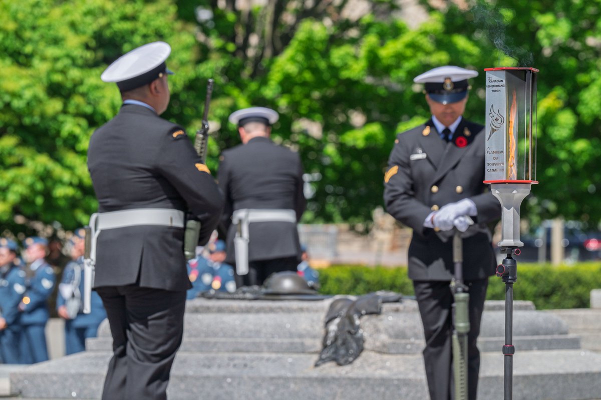 CanadianTorch's tweet photo. On May 28th, the Torch helped mark the 25th anniversary of the entombment of Canada’s Unknown Soldier at the War Memorial in Ottawa. 

The Tomb honours the more than 120,000 Canadians who have given their lives for peace and freedom, especially those with no known grave. https://t.co/ZuoJhFGPdG