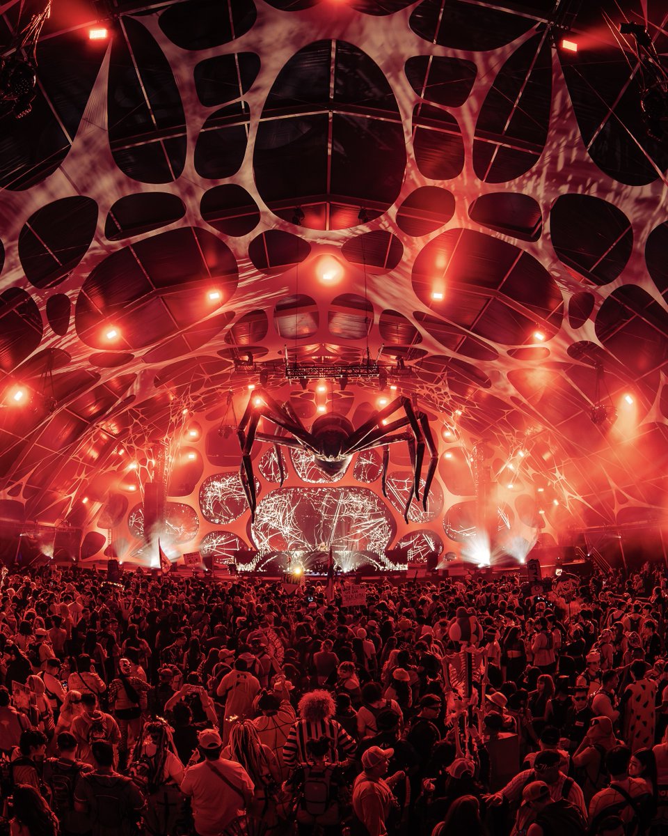EscapeHalloween's tweet photo. This Halloween weekend, the curtain rises on something twisted…🎪🔪 Welcome to #EscapeHalloween: Psycho Circus. 🤡🩸 https://t.co/mDPolClrXJ
