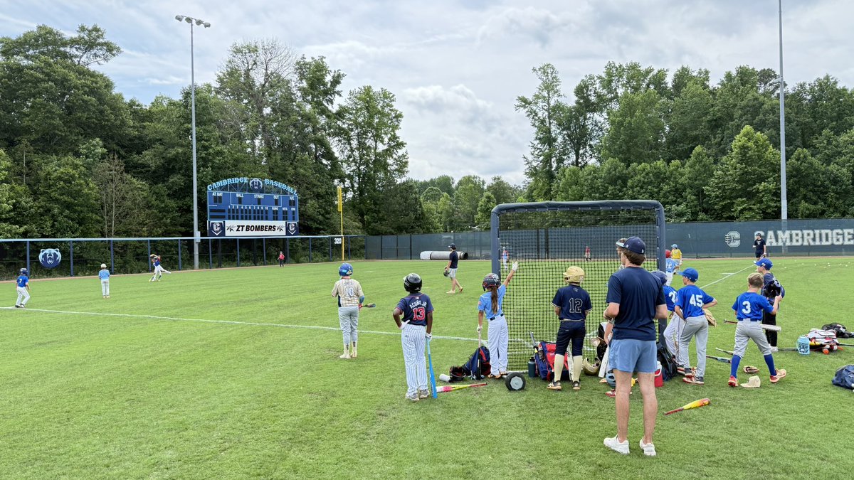 Coach_Z44's tweet photo. @Bears_CHS Day 1 was an awesome first day of camp! (Just beat the rain too!) Amazing group of campers with high upside and current and former ๐ป โพ๏ธ players leading the way!! #family #bears4life https://t.co/7IzTGHkPTy