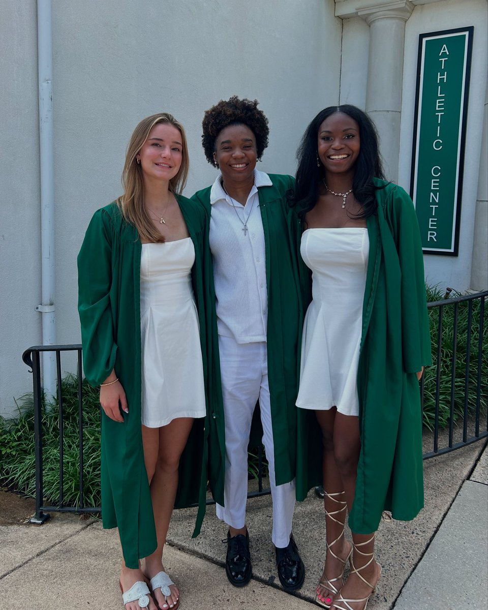 Congratulations GRADUATES 🎓💚🏀.!!!! We are so proud of you and wish you nothing but the best in your next chapter! #ClassOF2025 #Maret #ProtectTHEpond 🐸
