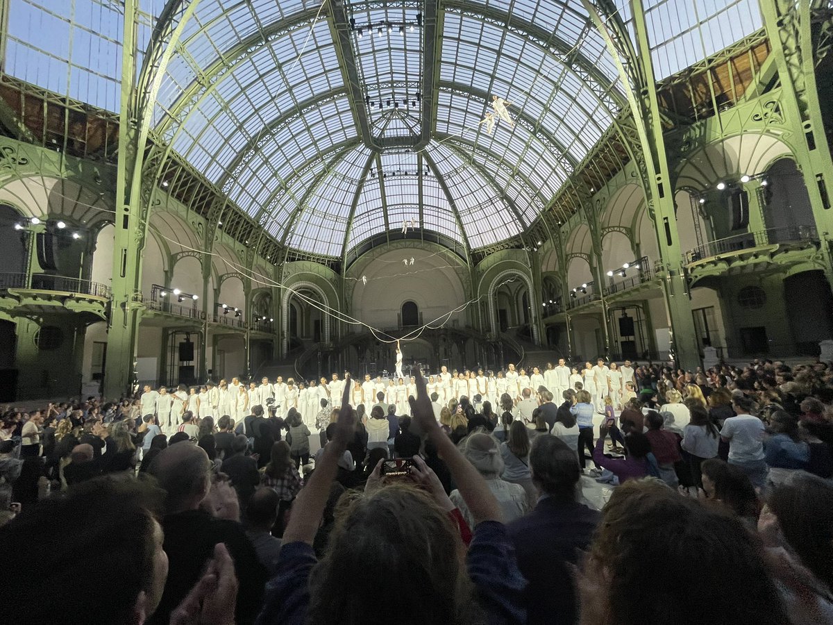 🎶Rachid Ouramdane s’empare de la nef du Grand Palais pour nous offrir un spectacle gracieux et majestueux mêlant danse, acrobatie et #musique, accompagné des jeunes voix de la Maîtrise de Radio France soutenue par la <a href="/FondationOrange/">FondationOrange</a>  👏🏾👏🏾