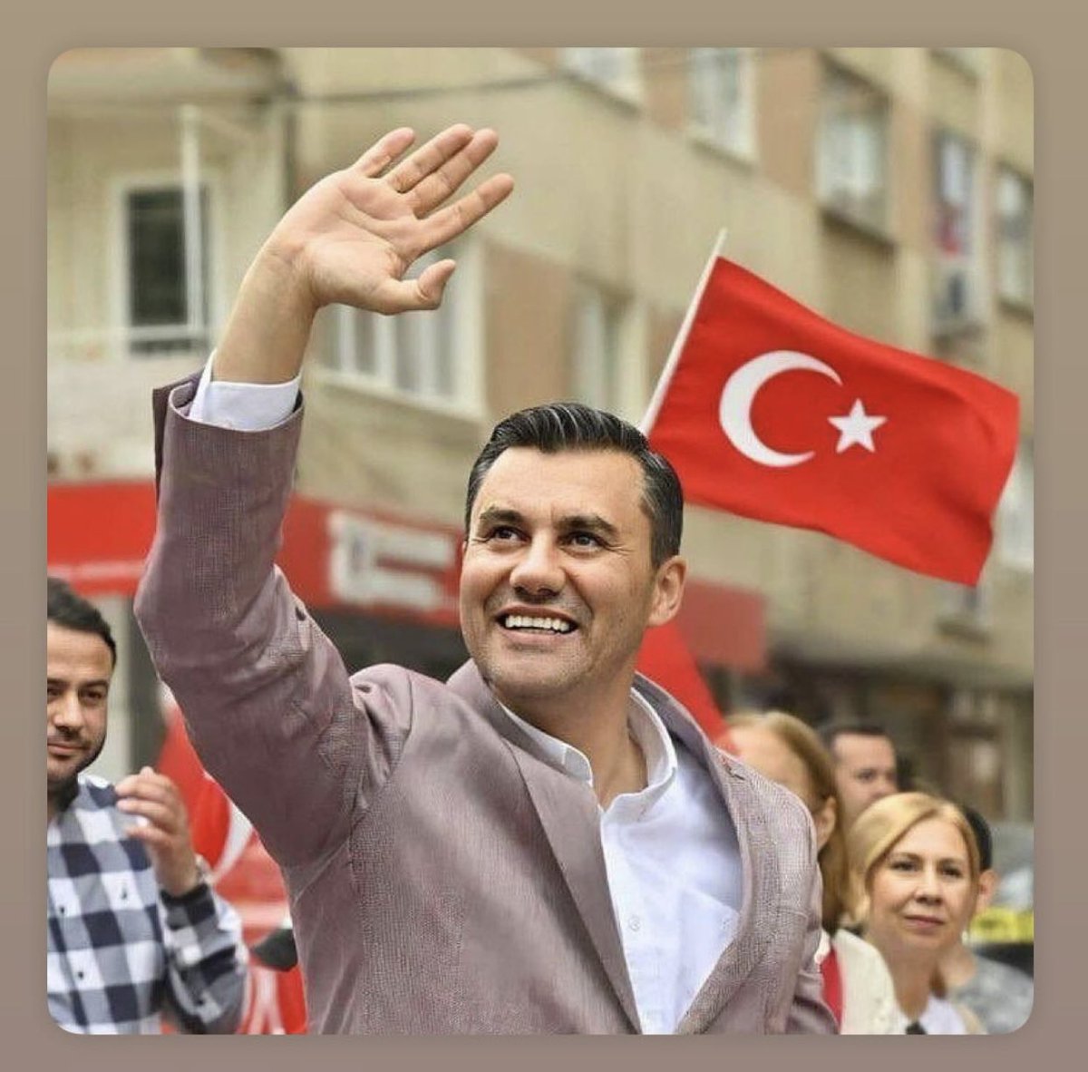 Halkçı belediyeciliğin yüz akı, Manisa BB Başkanımız Ferdi Zeyrek’i kaybetmenin derin üzüntüsünü yaşıyoruz.

Mücadelesi, ilkeleri ve halka olan bağlılığıyla her zaman hatırlanacak.
Işıklar içinde uyu Ferdi Başkan.🙏#FerdiZeyrek