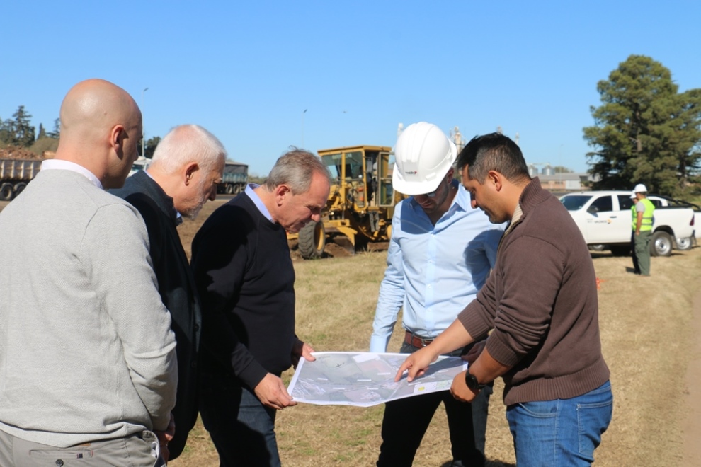 Nueva etapa de la circunvalación de #RíoCuarto 💪👷

🚧Es la obra vial en ejecución más importante del país y en esta etapa se construye el intercambiador “Ruta Nacional A-005 y Ruta Nacional 36”, en la avenida de Circunvalación de la capital alterna. El tramo de intervención es
