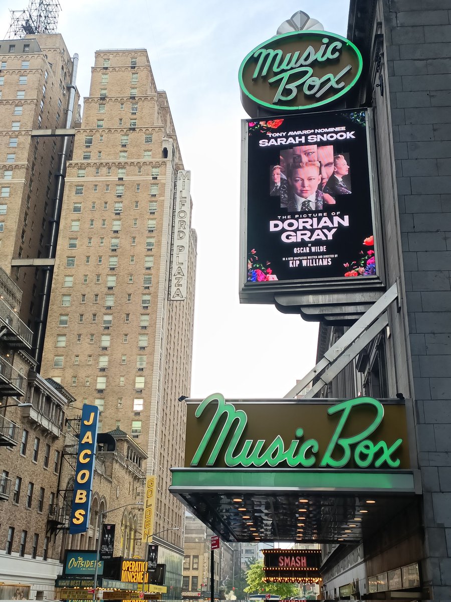 An incredibly well-deserved (and entirely expected) Best Actress win for Sarah Snook at <a href="/TheTonyAwards/">The Tony Awards</a>

So delighted I caught <a href="/DorianGrayPlay/">The Picture of Dorian Gray</a> during my time in NYC for Music and the Moving Image, especially w/ my decades-long love of the novella and having missed the West End run