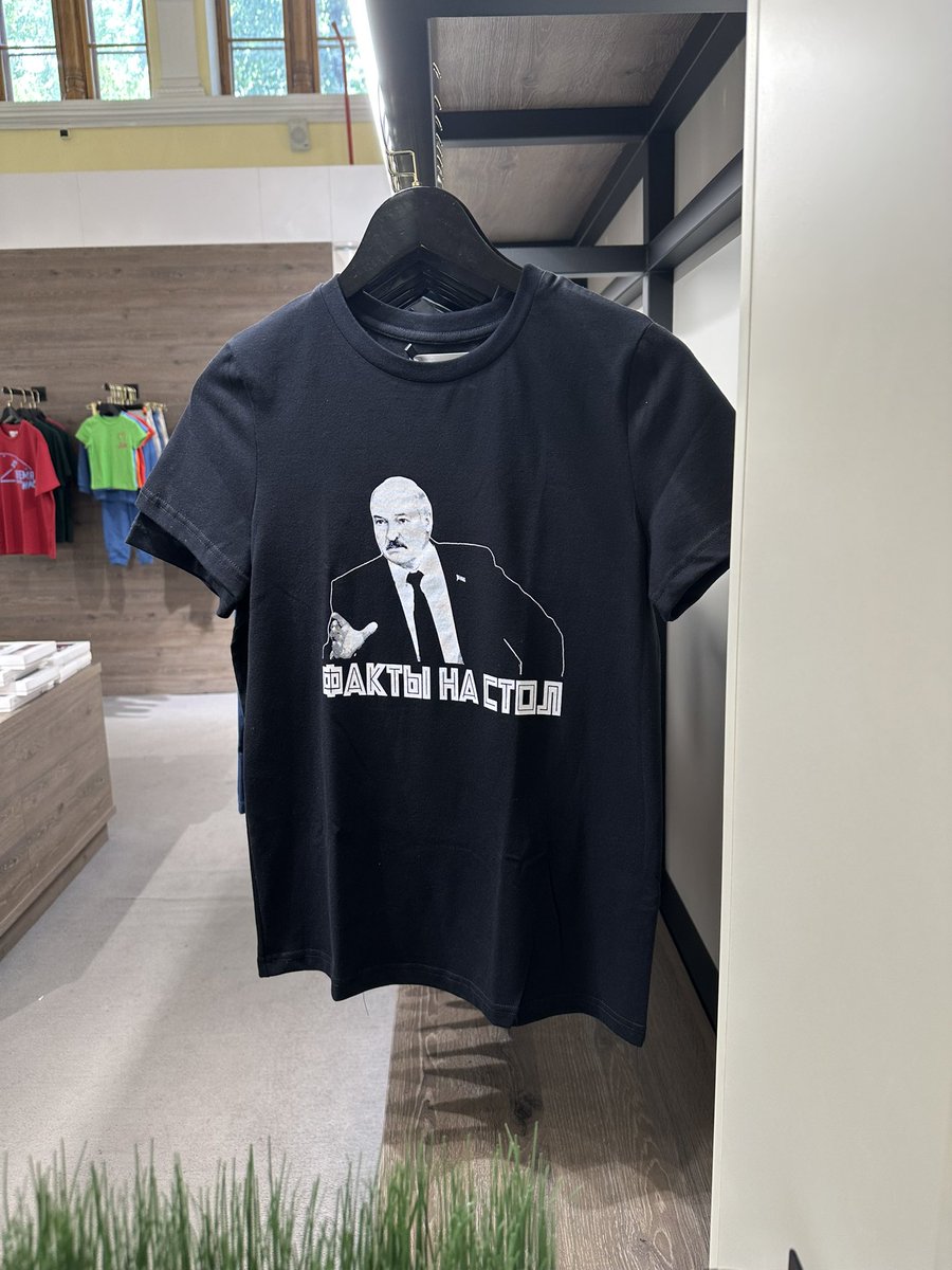 Denk geldiğim T-shirt’e bak. 😂😂Bu herifin kendini birşey sanması da yarıyor.