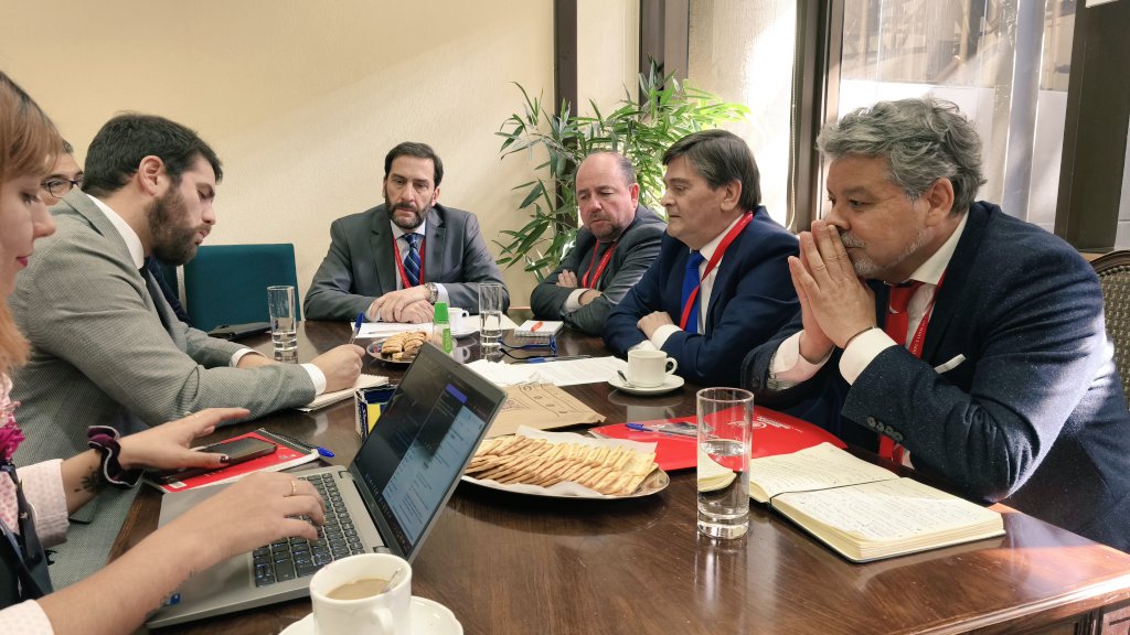 Junto al diputado, <a href="/diego_ibanezc/">Diego Ibáñez</a> en reunión por la Defensa del Feriado Bancario. Diálogo para hacer respetar un derecho adquirido desde 1965. <a href="/Cutchile/">CUT Chile ✍️🗳</a> <a href="/DirecDelTrabajo/">Dirección del Trabajo</a> <a href="/MintrabChile/">Trabajo y Previsión Social</a> <a href="/gboccardobosoni/">Giorgio Boccardo Bosoni</a> <a href="/confed_bancaria/">Conf. de Sind. Bancarios y del S. Financiero</a>