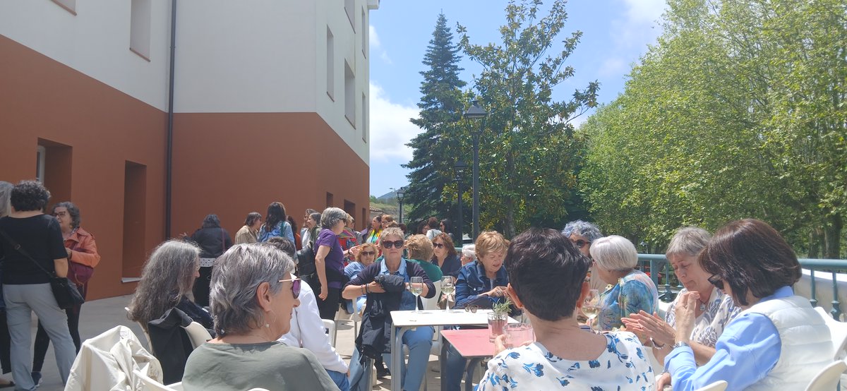 Radio Vitoria (@radio_vitoria) on Twitter photo #Herrian 🎙️ Los Clubes de Lectura Feminista de #Alava, únicos en toda Euskal Herria 🟣VI. Encuentro en Zuazo de #Kuartango 👉 <a href="/LaiaAraba/">Laia Araba</a>
<a href="/Kuartango_Udala/">KUARTANGO</a> <a href="/AnanakoKuadrila/">Cuadrilla de Añana</a>
guau.eus/m/herrian-los-… #Herrian 🎙️ Los Clubes de Lectura Feminista de #Alava, únicos en toda Euskal Herria 🟣VI. Encuentro en Zuazo de #Kuartango 👉 <a href="/LaiaAraba/">Laia Araba</a>
<a href="/Kuartango_Udala/">KUARTANGO</a> <a href="/AnanakoKuadrila/">Cuadrilla de Añana</a>
guau.eus/m/herrian-los-…
