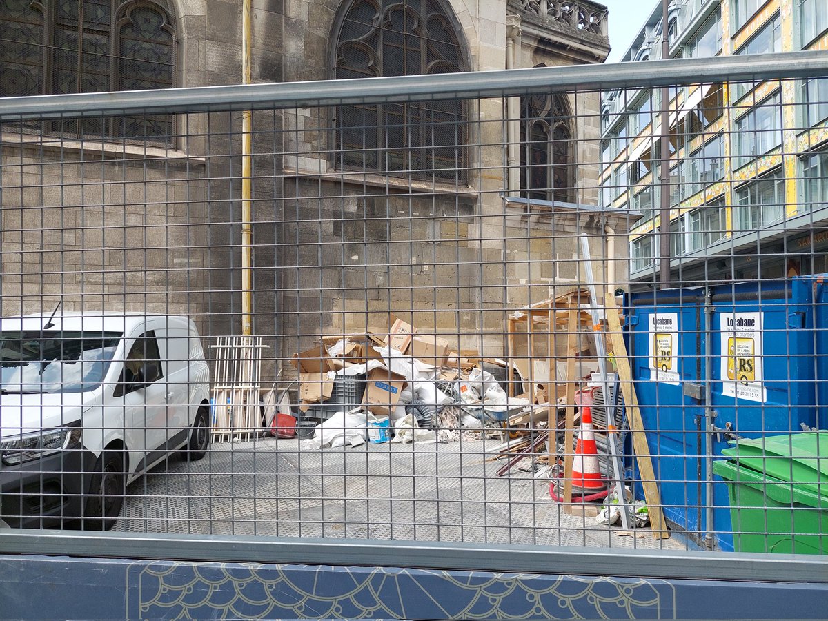 Depuis un an, le pied de l’église Saint-Germain l’Auxerrois, côté rue, sert de parking et de dépotoir à la Samaritaine.
Les riverains sont excédés.
<a href="/Florent_Giry/">Florent Giry (RDV sur Bluesky)</a>, on attend une réaction.
📍Paris Centre
📸👇

<a href="/Florent_Giry/">Florent Giry (RDV sur Bluesky)</a>