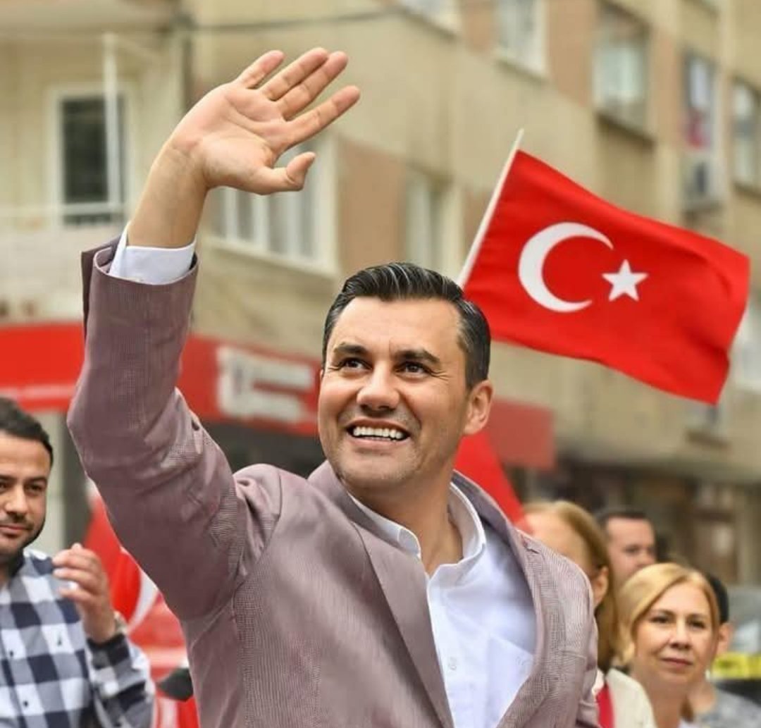 Artık gidiyorum,
Beni uğurlayan kardeşlerim.
Hepinize eğilerek ayrılıyorum.
.....
Beraberinde ne göturecegimi sormayın,
Seyahatime boş eller
Ve ümid eden bir kalple çıkıyorum.
...
#FerdiZeyrek🙏