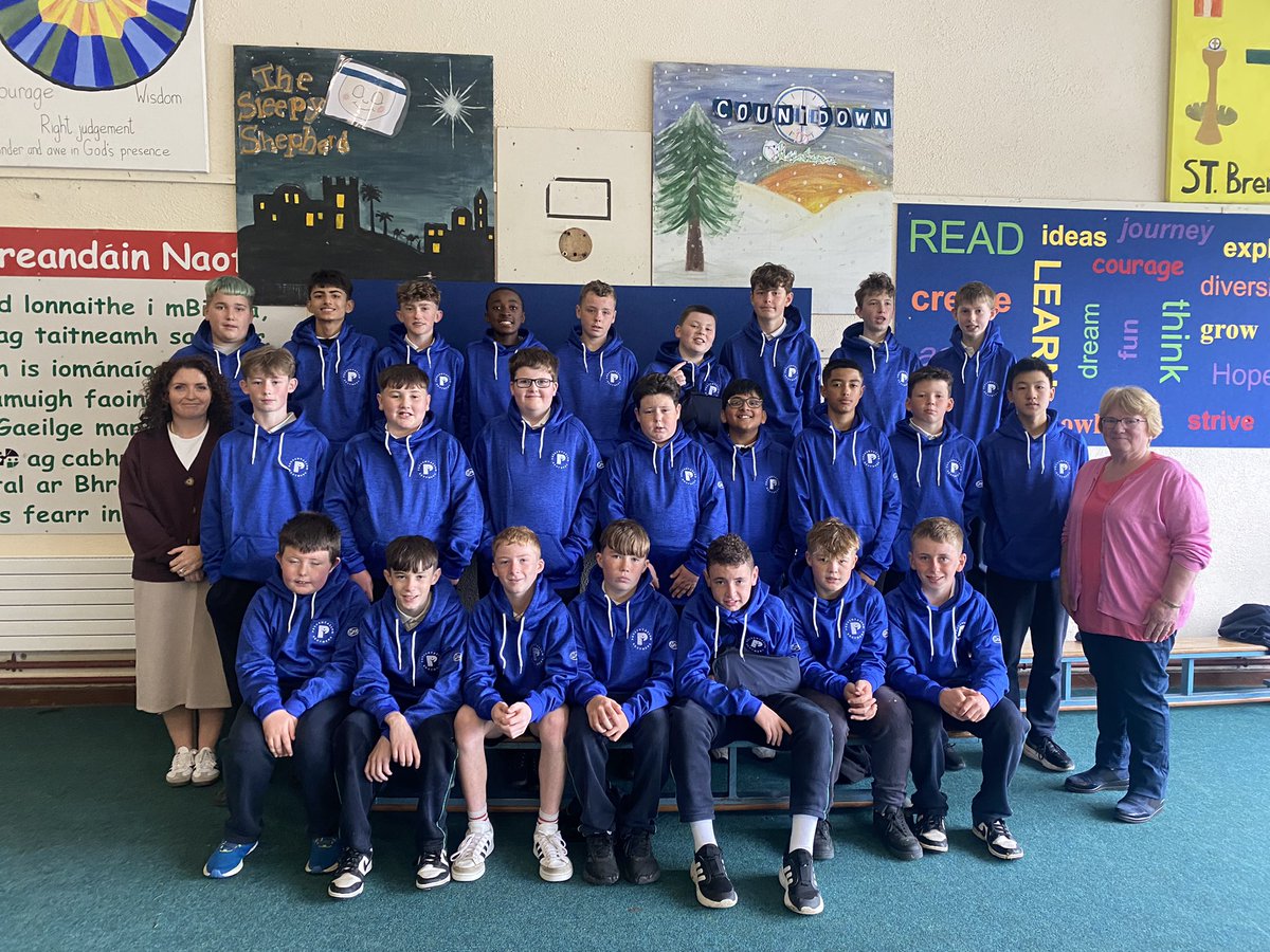 Thanks to our wonderful Parents Association for sponsoring the fantastic 6th class graduation hoodies again this year 👏- The boys choose the colour and they look class ! With only 2 weeks left at school they were presented with the hoodies to enjoy over the final few weeks 💙