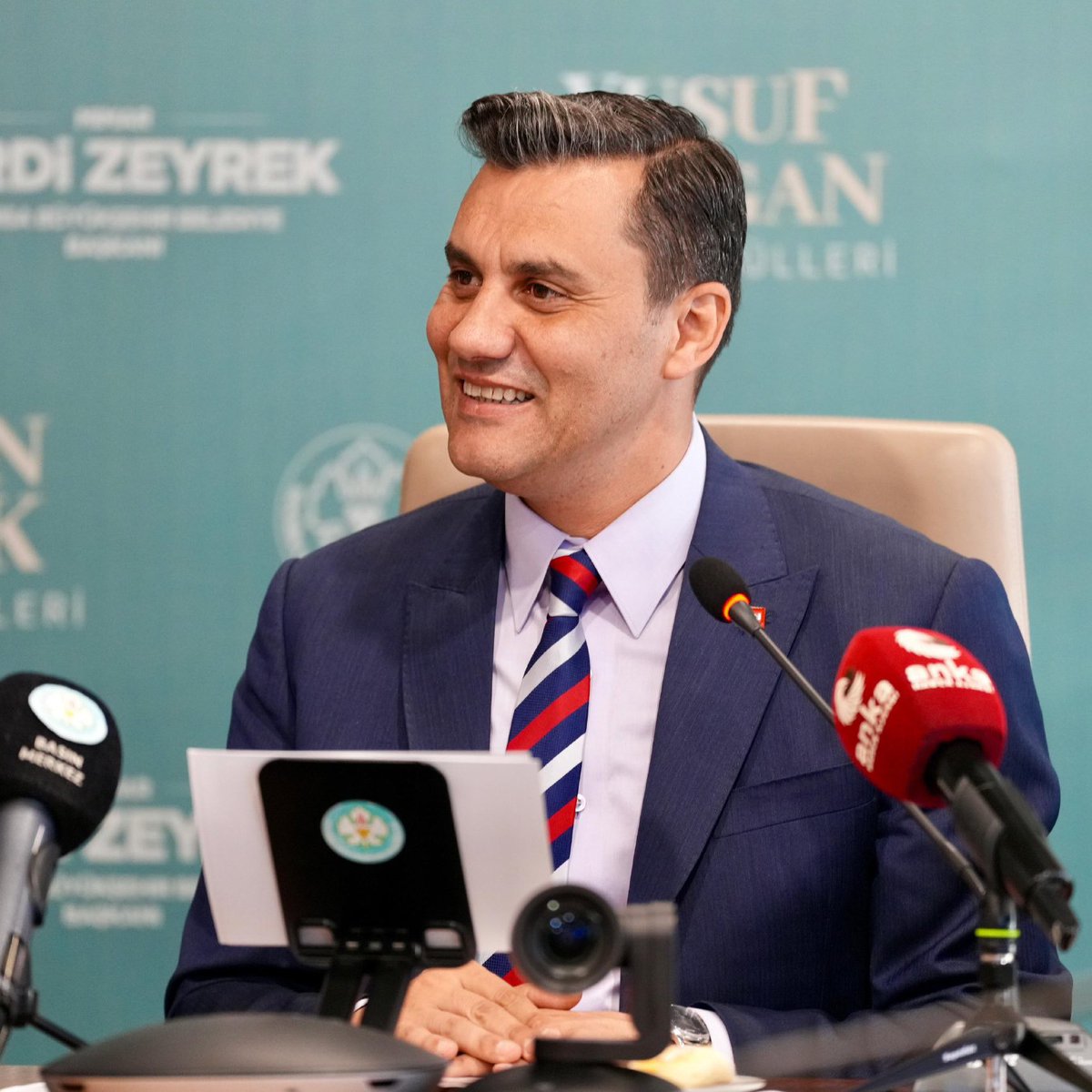 Rahmetli Ferdi Zeyrek'in sözleri yeniden gündem oldu:

"Yanımda çalışan herkese şunu söylüyorum: 'Attığınız her imzada, köyde yalınayak dolaşan çocuğun vebali ve hakkı vardır. Bunu bilerek imza atın.' 75 yıl kazanılmamış belediyeyi kazandık biz. Onları mahcup etmeyeceğim."