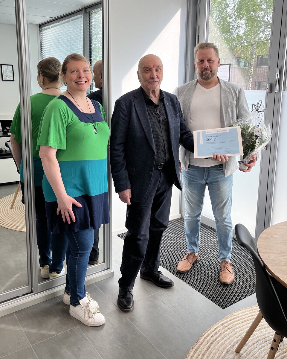 Kiinteistöliitto Pohjanmaa myönsi stipendin Thomas Auralle, joka on suorittanut ylemmän ammatti-isännöinnin tutkinnon (AIT) Kiinkossa. Onnittelut Thomakselle hienosta saavutuksesta! 👏 Stipendin ja kukat luovutti kanssani yhdistyksen hallituksen puheenjohtaja Yrjö Salomaa. 💐