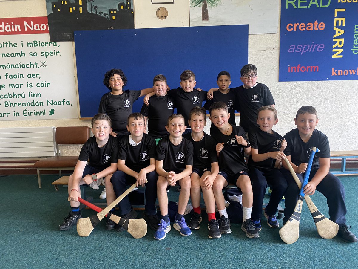 Well done to our boys from the St Brendan’s PS hurling academy who were presented with their own training tops for achieving their training goals ⭐️- The boys ❤️the game and in 3rd class are our future school hurling stars !  <a href="/offalyschoolGAA/">Offaly Cumann Na mBunscol</a> <a href="/BirrCLG/">Birr GAA</a>