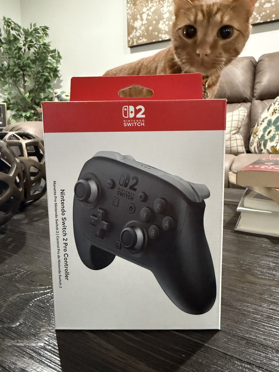 KS_Mac83's tweet image. Decided to just get the #Switch2 Pro Controller and retire my Switch Legend of Zelda Pro Controller so I can display it with my Zelda OLED Switch. 😊

Simba nosey as hell btw……🙄😹
#NintendoSwitch2 #ProController