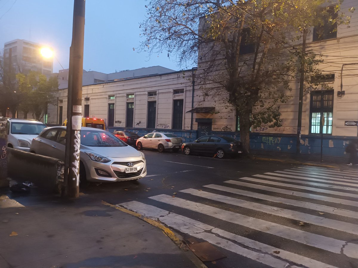 dorkflo's tweet photo. @MunicipioValpo @camilanietoh @sitiodelsuceso @AlertaNoticiasV @NoticiasValpoEx Colegio Arturo Edwards Colon con carrera e independiente con carrera todos los días los estudiantes deben arriesgarse para poder cruzar no se respeta paso de cebra, no existe señaletica poca luz SOS https://t.co/dUeZb0mlaR
