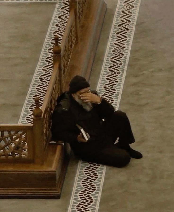 Allah'ım gönlümü çatlatan kederden senin merhametine sığınırım