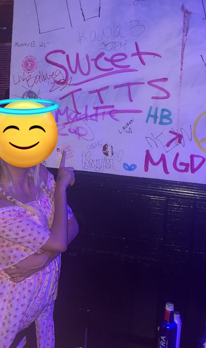GoonerPyle's tweet photo. wrote my name on the wall hope it don’t smear https://t.co/xpT9WzbbR1
