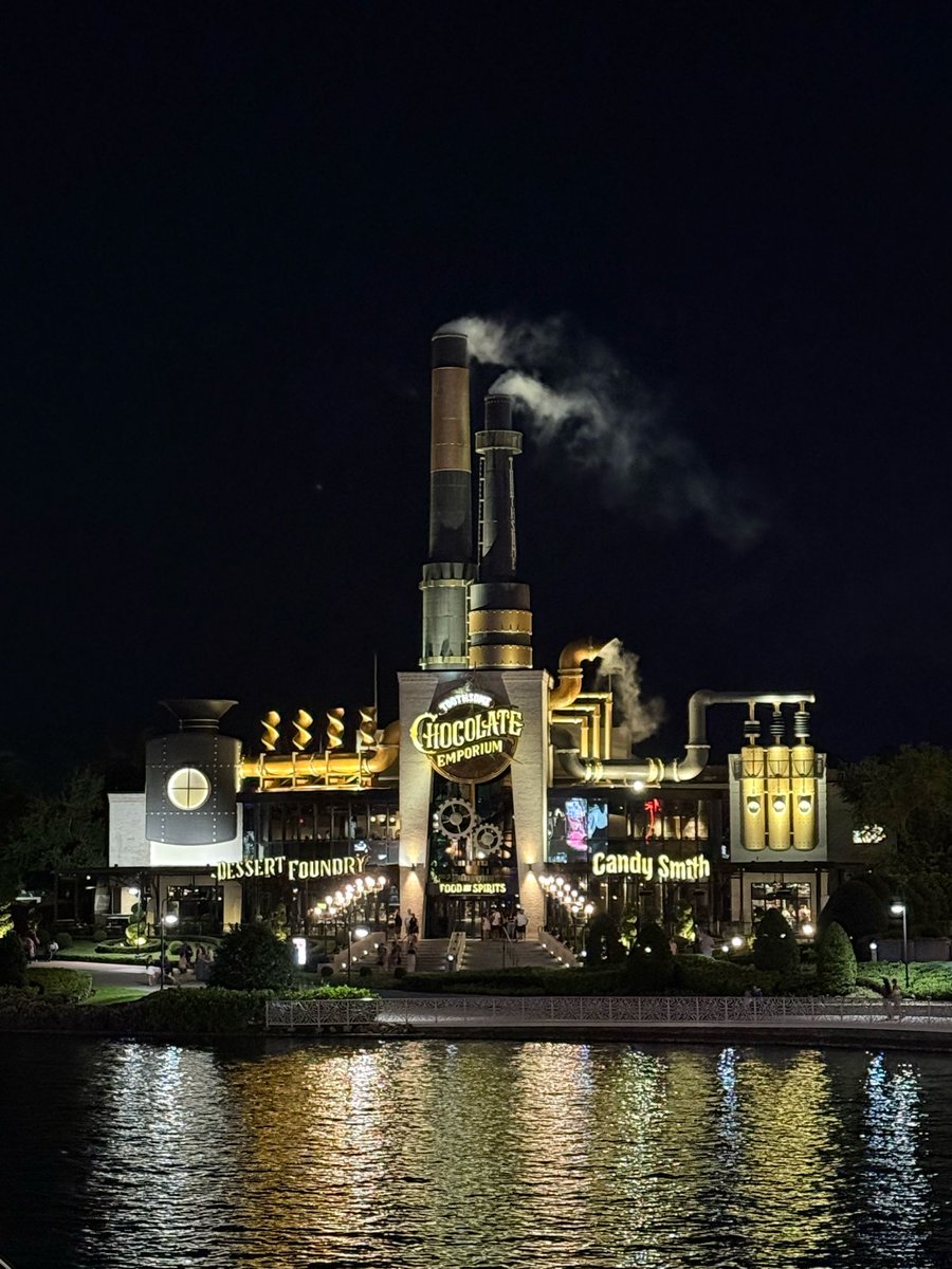 Although I didn’t cover Universal City Walk in the Florida series, I did have a cheeky stop in the Toothsome Chocolate Emporium where I treated myself to this beauty, the Cookie Jar 😍

Toothsome Chocolate Emporium is a great venue to get delicious milkshakes as well as hot food!