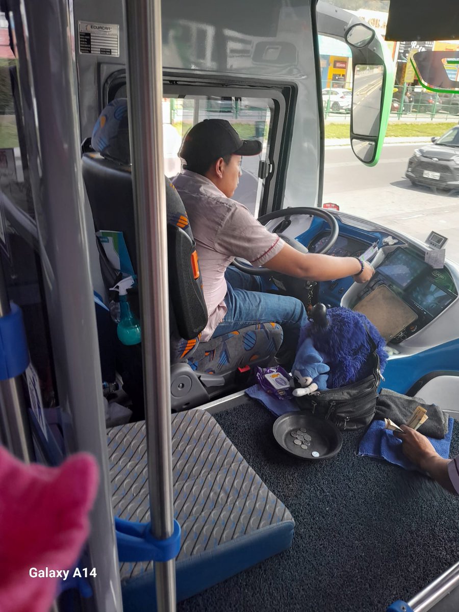 Ladrón se sube a un bus, saluda al chófer y al cobrador, se hacen chistes y todo.

Después  roba a los pasajeros, donde incluso había niños.

Una persona que estaba en ese bus me pide que comparta

¿Cuan responsables son los de esta unidad? Investiguen
<a href="/AMT_Quito/">AMTQuito</a> <a href="/PoliciaEcuador/">Policía Ecuador</a>