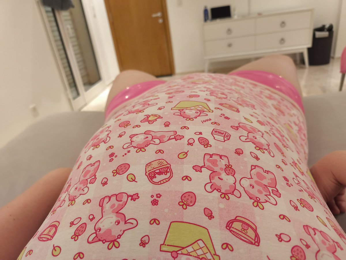 Another day another Diaper for my little Sissy 😊 (<a href="/rubberpuphelix/">Helix</a>) 
Also my second time actually putting the Diaper on her, she seemed to like it 🤭 
But maybe that has more to do with me teasing the cage before I put the diaper over it. 😉
