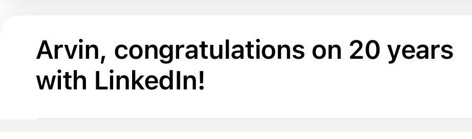 21 años en linkedin 😰🤦‍♂️ 👴(el pantallazo 'felicitándome' es del año pasado)
Y últimamente valorando seriamente darme de baja por la cantidad de spam que me llega en la plataforma o gracias a ella vía terceros que recopilan datos.