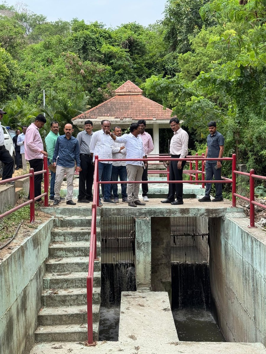 jsuryareddy's tweet image. #Hyderabad :

The #HYDRAA Commissioner A V Ranganath visited Durgam Cheruvu, inspected Flood Canals (Stormwater drains) in #Madhapur, reviewed inflow and outflow of #DurgamCheruvu lake, steps taken to prevent monsoon floods during #HyderabadRains .

The @Comm_HYDRAA discussed…