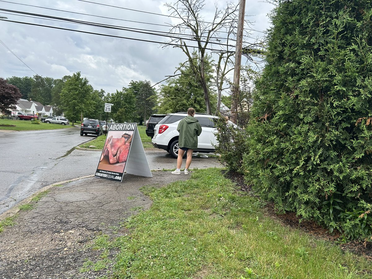 createdequalorg's tweet image. Our interns are advocating for babies’ lives on a rainy day.

#sidewalkcounseling #preborn #voiceforthevoiceless